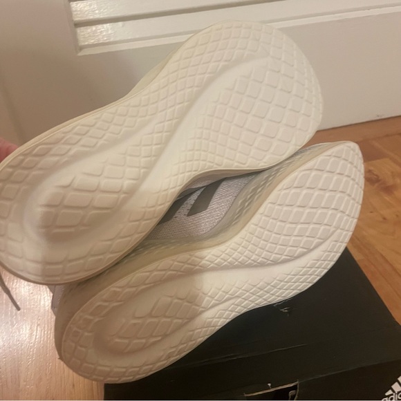 Adidas fluid flow in gray - NIB - Picture 5 of 7